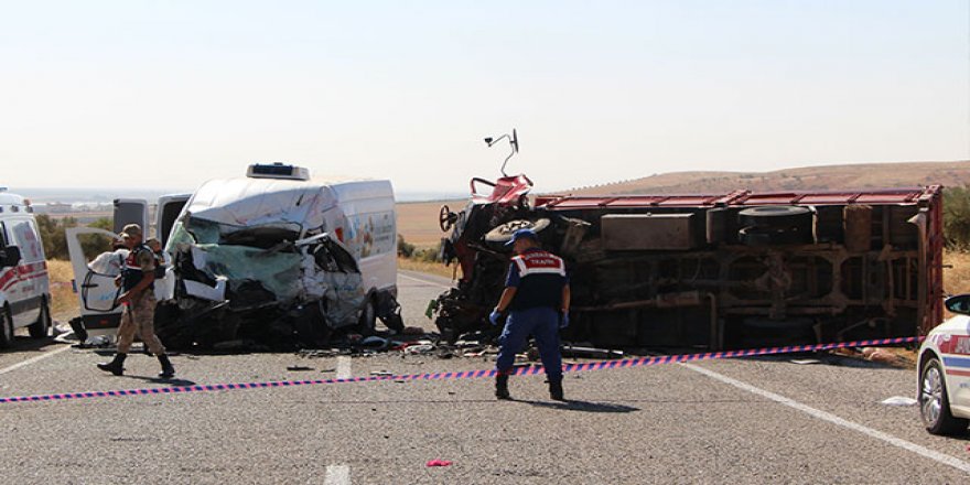 Katliam gibi kaza: 8 ölü, çok sayıda yaralı