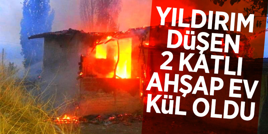 Yıldırım düşen 2 katlı ahşap ev kül oldu 