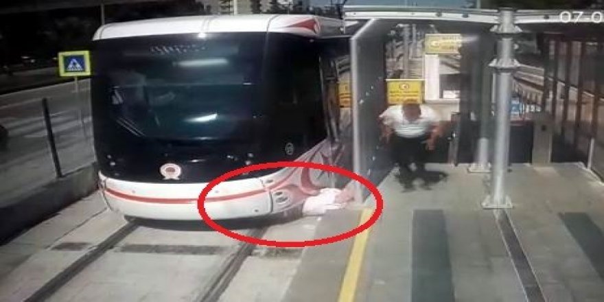 Tramvayın yayaya çarpma anı kamerada 