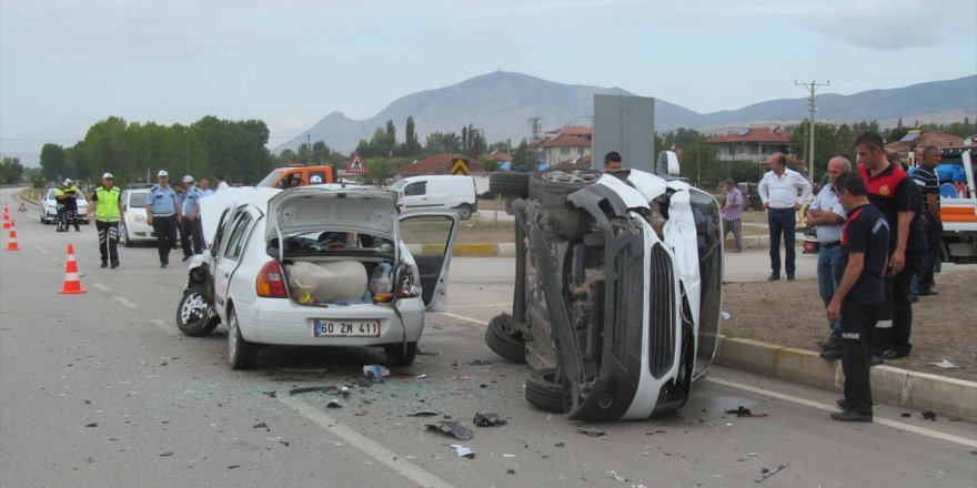 İki araç birbirine girdi: 1 ölü, 3 yaralı