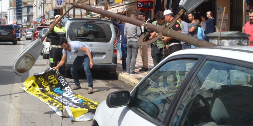 Pankarta takılan kamyonet, aydınlatma direklerini yıktı