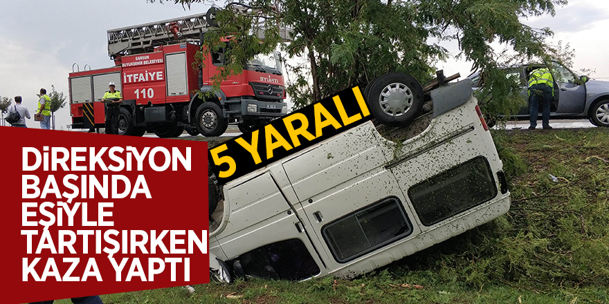 Direksiyon başında eşiyle tartışırken kaza yaptı: 5 yaralı 