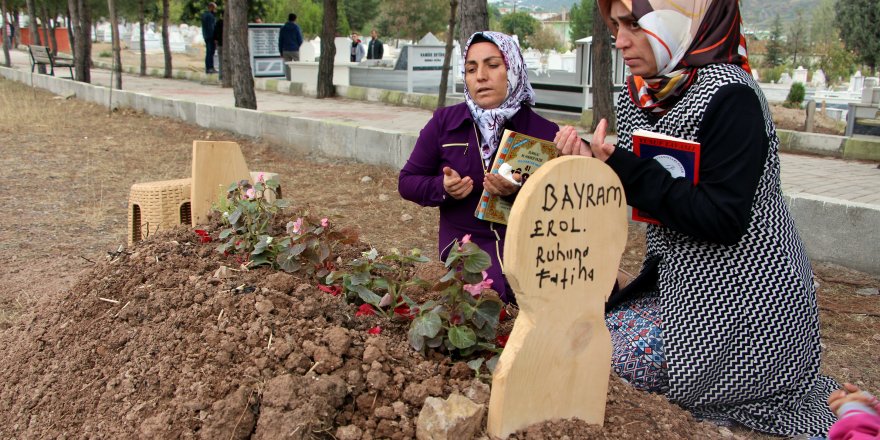 Acılı anne mezar taşı ile teselli buluyor