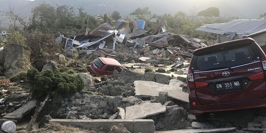 Endonezya'daki depremde ölü sayısı 2 bine yaklaştı