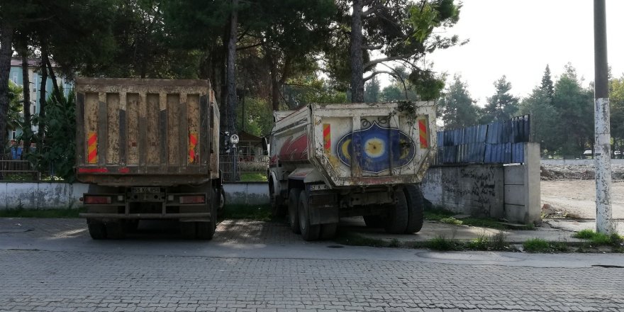 Park halindeki 3 hafriyat kamyonunun aküleri çalındı 