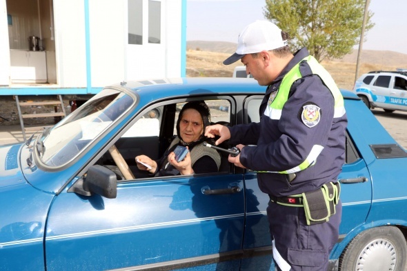 65 yaşındaki kadın sürücü, erkek şoförlere taş çıkartıyor