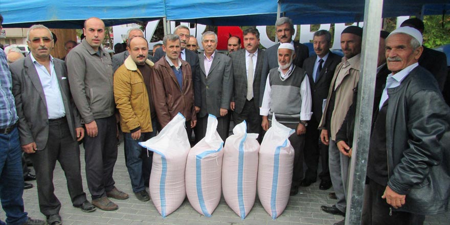 Vezirköprü Belediyesi çiftçiye buğday tohumu dağıttı