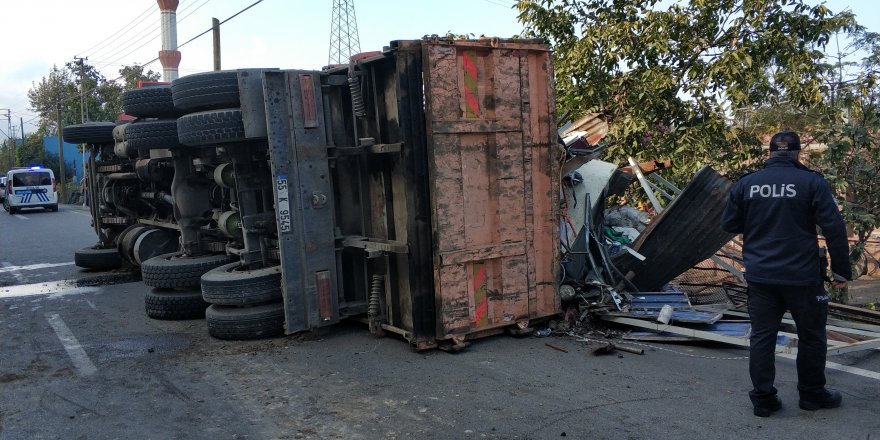 Hurda yüklü kamyon devrildi, faciadan dönüldü 