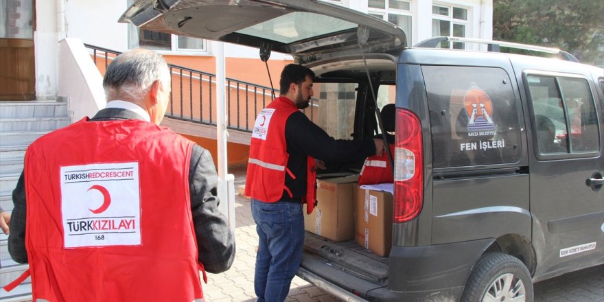 Türk Kızılay’ından öğrencilere giyecek yardımı