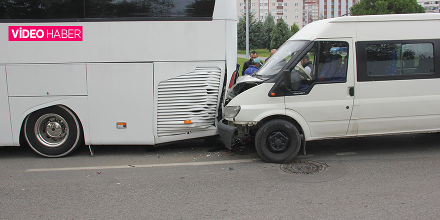 Dolmuş tur otobüsüne çarptı: 2 yaralı 