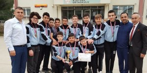 Atatürk ortaokulu futsalda destan yazdı