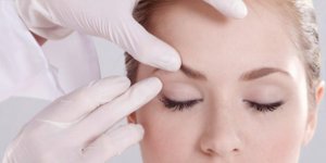 Göz kapağını kapatamayan hastalar altın implantla tedavi ediliyor 