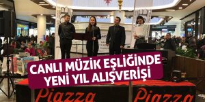 Canlı müzik eşliğinde yeni yıl alışverişi