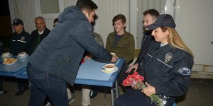 Öğrencilerden polise sıcak çorba ikramı