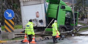 Kontrolden çıkan tır refüje çıkarak durabildi 