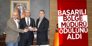 Başarılı bölge müdürü ödülünü aldı