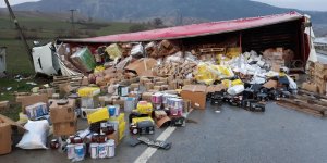 Taşova'da tır devrildi: 2 yaralı 