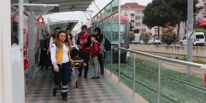 Tramvayda bayılan genç kıza müdahale