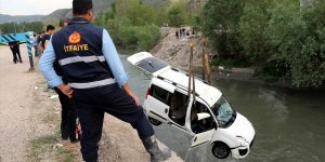 Hafif ticari araç ırmağa yuvarlandı: 2 yaralı