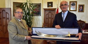 Başkan Yılmaz'a “Zülfikar kılıcı” hediyesi 