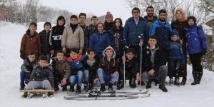 Yatılı ortaokul öğrencileri kayak öğreniyor