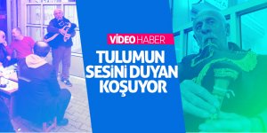 Müşterilerine tulum eşliğinde çay ikram ediyor