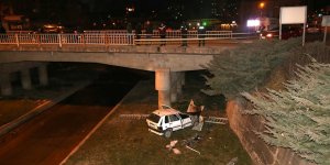 Otomobil köprüden dereye düştü: 4 yaralı