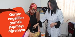 Görme engelliler, yemek yapmayı öğreniyor