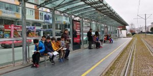 Ortaokul öğrencilerinden tramvay istasyonunda kitap farkındalığı