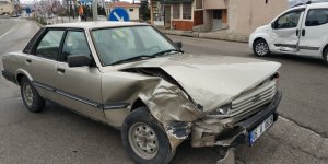 Otomobil kamyonetle çarpıştı: 1 yaralı
