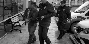 Yere düşen 100 lirayı alıp cebine koyunca gözaltına alındı