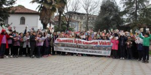 Bafra’da öğrenciler 100.yıl anısına kitap okudu