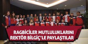 Ragbiciler kupayı Rektör Bilgiç’e takdim etti