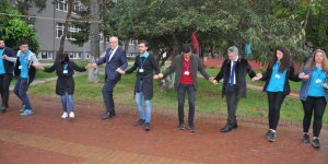 Rektör Bilgiç, öğrencilerle halay çekti