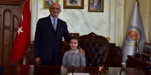 Yusuf Ziya Yılmaz, koltuğunu çocuklara bıraktı