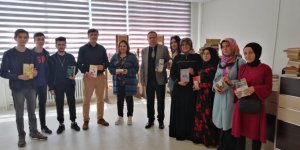 Samsun MYO öğrencileri kitap bağışlayıp kapıları boyadı