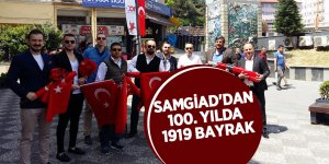 SAMGİAD esnafa bayrak dağıttı