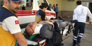 Kaskı kayan genç motosikletten düşüp hastanelik oldu