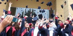 OMÜ Ali Fuat Başgil Hukuk Fakültesinde mezuniyet sevinci