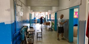 Müdür ve öğretmenler anlamlı hareket