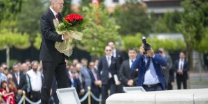 Cumhurbaşkanı Erdoğan, Şehitler Anıtı'na çiçek bıraktı