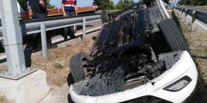 Takla atan otomobil refüje devrildi: 1 yaralı 