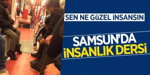 Tramvayda ayakkabısını çıkarıp, çorapla yolculuk yapan çocuğa verdi