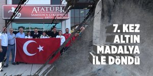 Esra Bayrak, çiçeklerle karşılandı