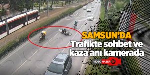 İki motosikletli kuryenin trafikteki sohbeti kaza getirdi