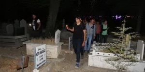 'Gizemli kız'ı bulmak için mezarlığa akın ettiler