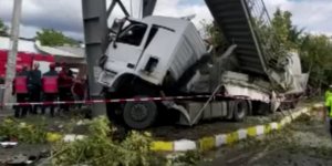 Tır yolcu durağını altına aldı: 1'i çocuk 2 ölü, 3 yaralı