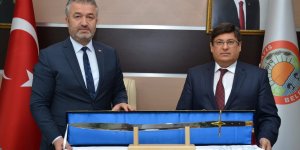 Başkan Topaloğlu'ndan Başsavcı Kılıç'a anlamlı hediye