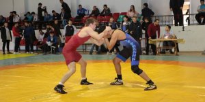 Samsun'da genç güreşçilerin mücadelesi nefes kesti