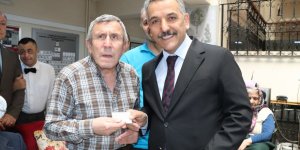 Samsun'da yaşlılar kimliklerini Vali Kaymak'ın elinden aldı